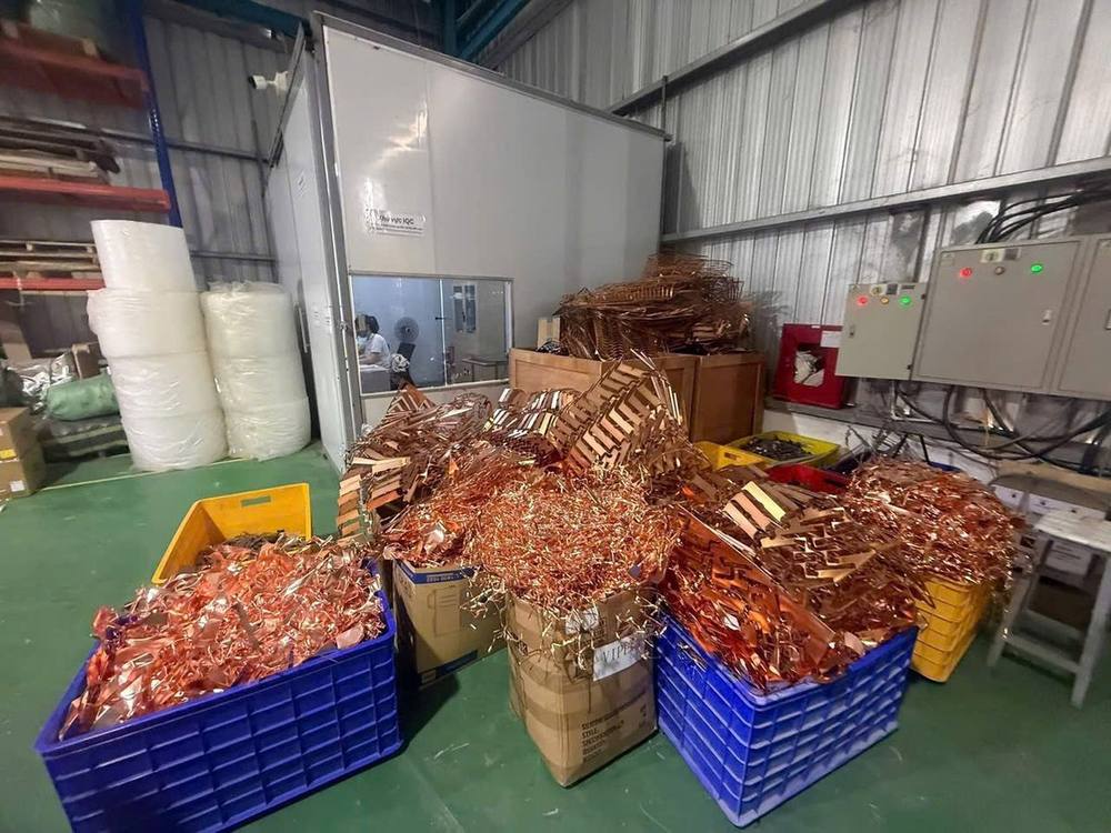 Đồng lá và lá mạ cắt rời từ dây chuyền dập